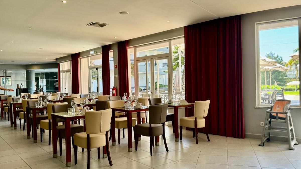 Um restaurante ou outro lugar para comer em Vila Gale Nautico