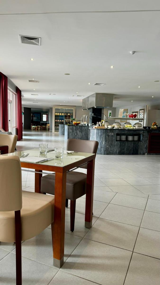 Um restaurante ou outro lugar para comer em Vila Gale Nautico