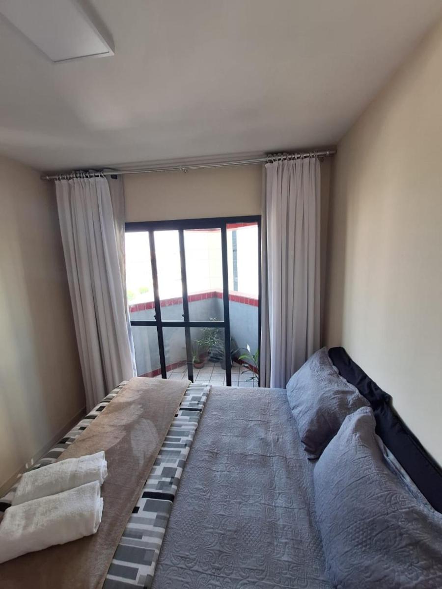 Quarto na região central com alexa integrada e sacada - Housity