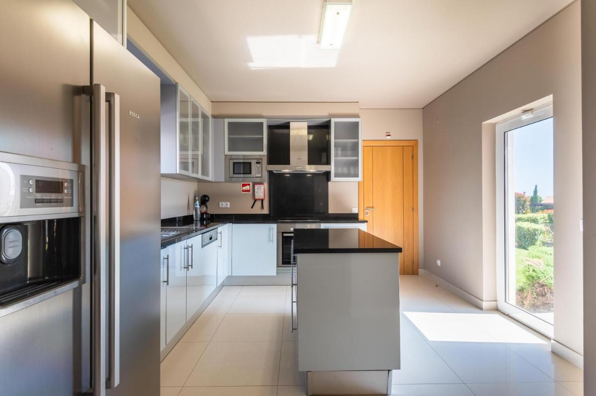 A cozinha ou kitchenette de Vale da Lapa Village Resort