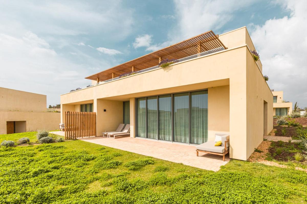 Um jardim no exterior de White Shell Beach Villas