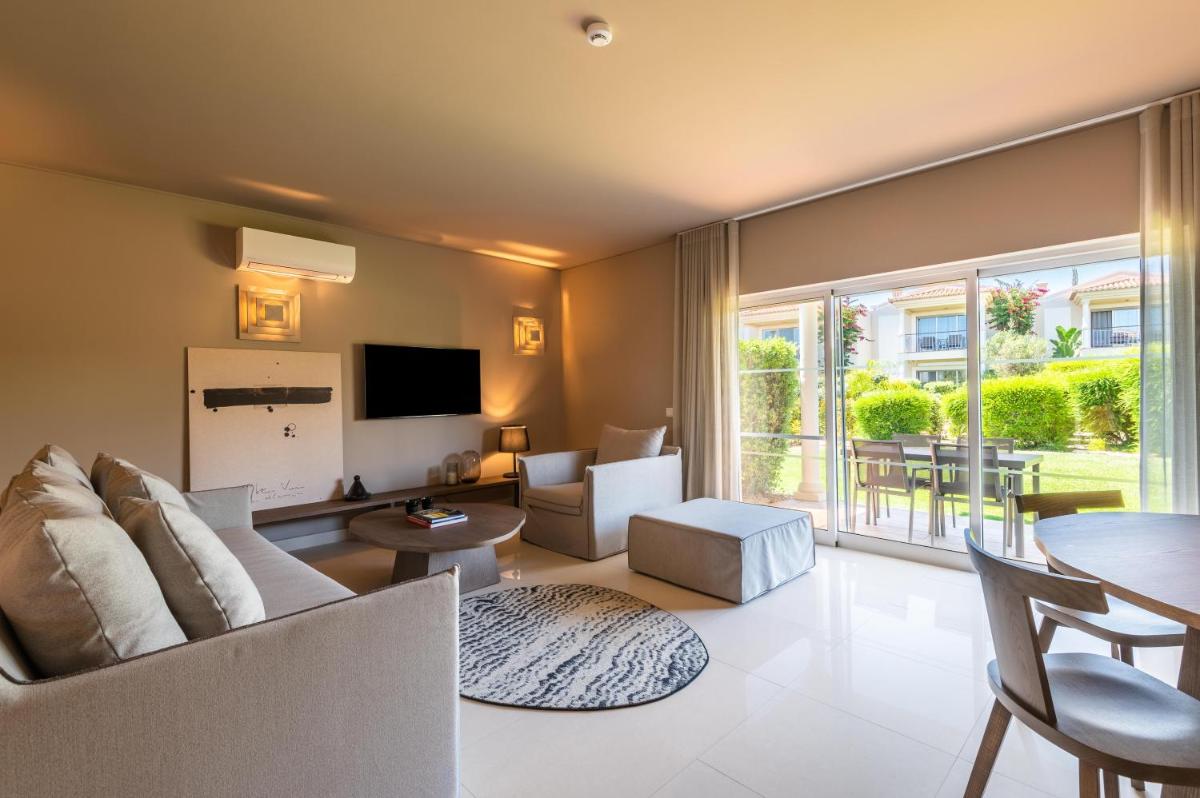 Uma televisão e/ou sistema de entretenimento em Vale da Lapa Village Resort