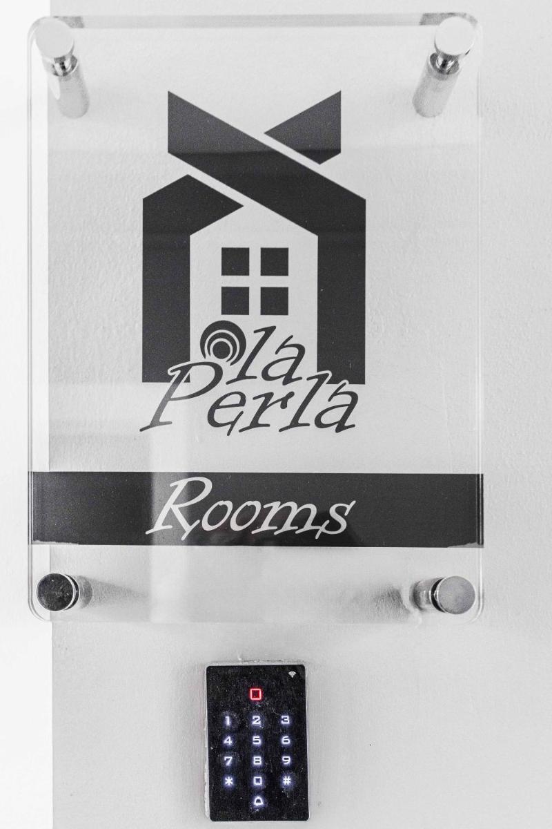 La Perla Rooms - Housity