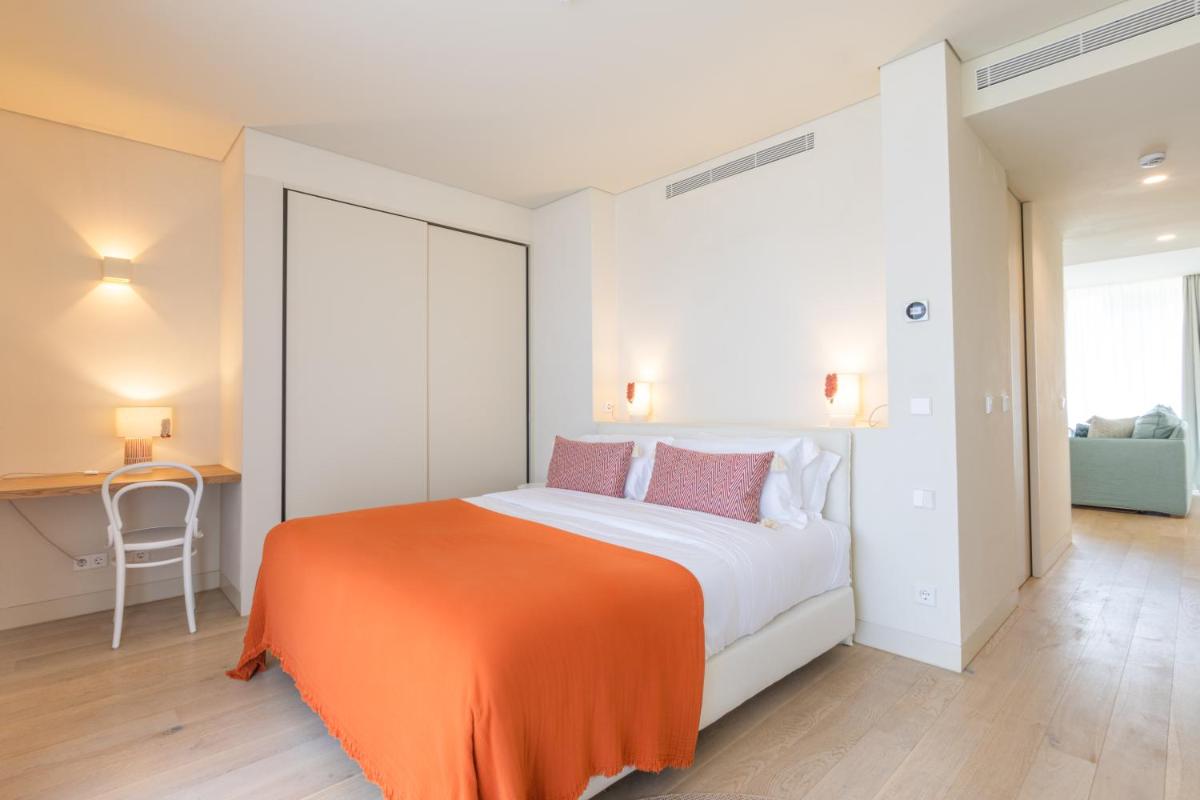 Uma cama ou camas num quarto em White Shell Beach Villas