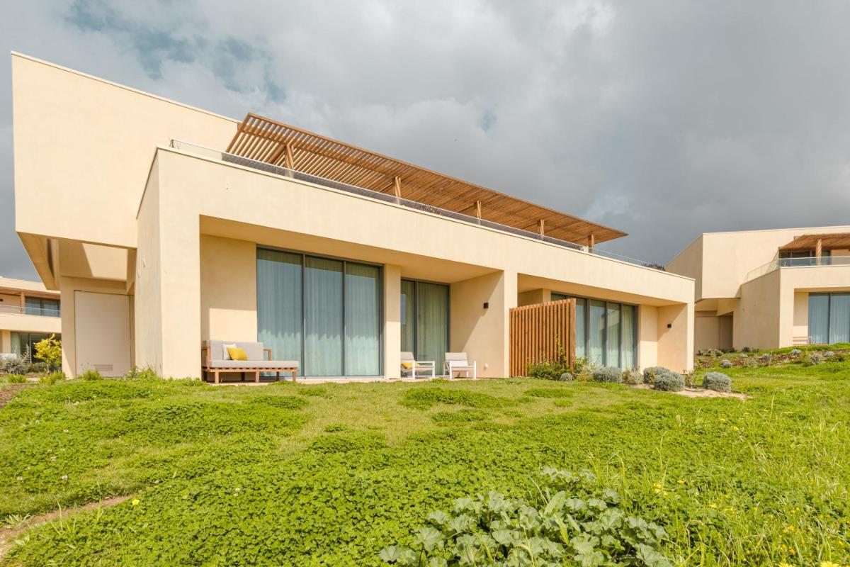 Um jardim no exterior de White Shell Beach Villas