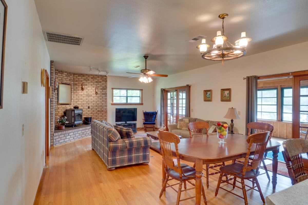 Beautiful Toledo Bend Retreat with Private Dock - Housity
