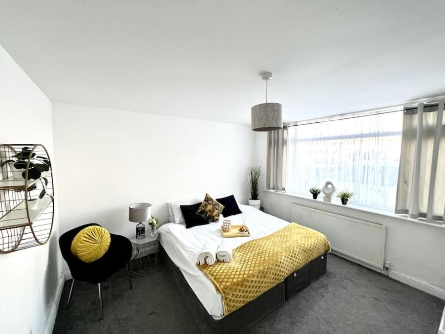 Modern 2 bed close to mall with parking & garden - Housity