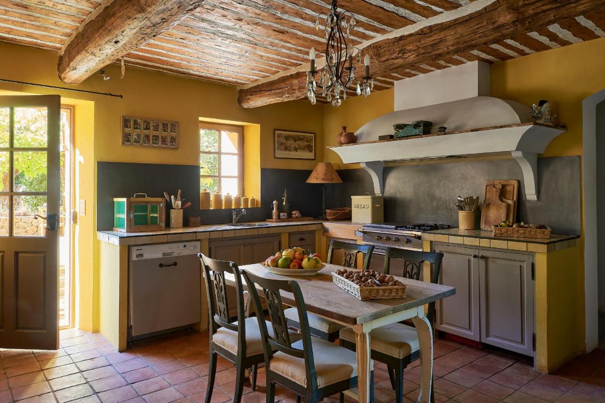 Cuisine ou kitchenette dans l'établissement Château de Berne