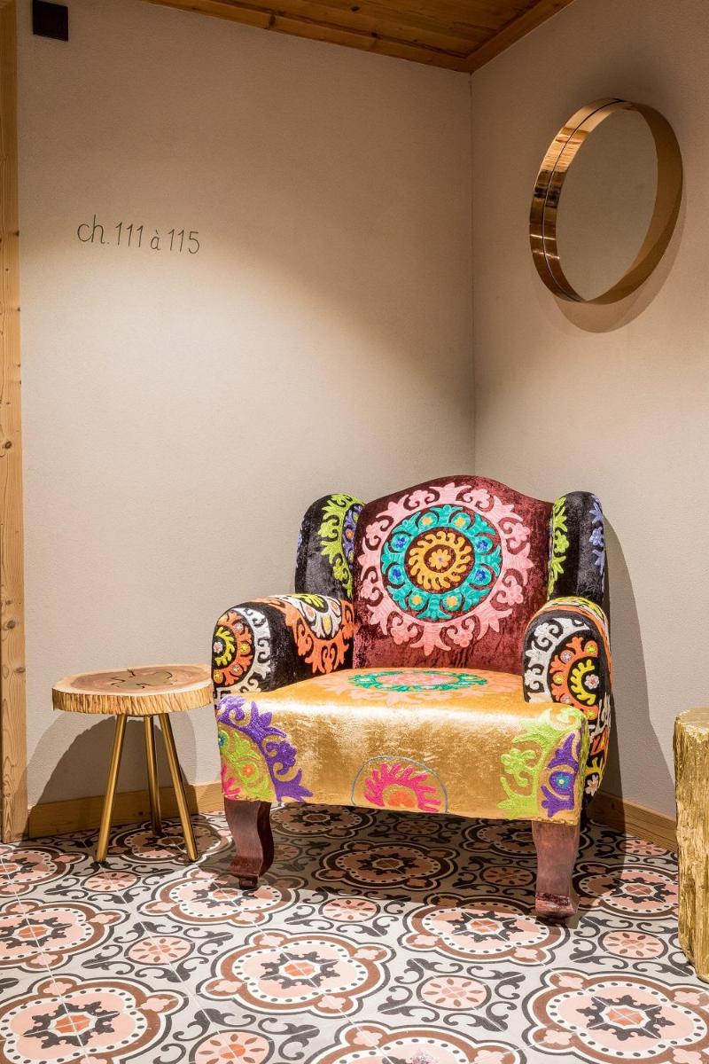 Coin salon dans l'établissement La Maison Rouge