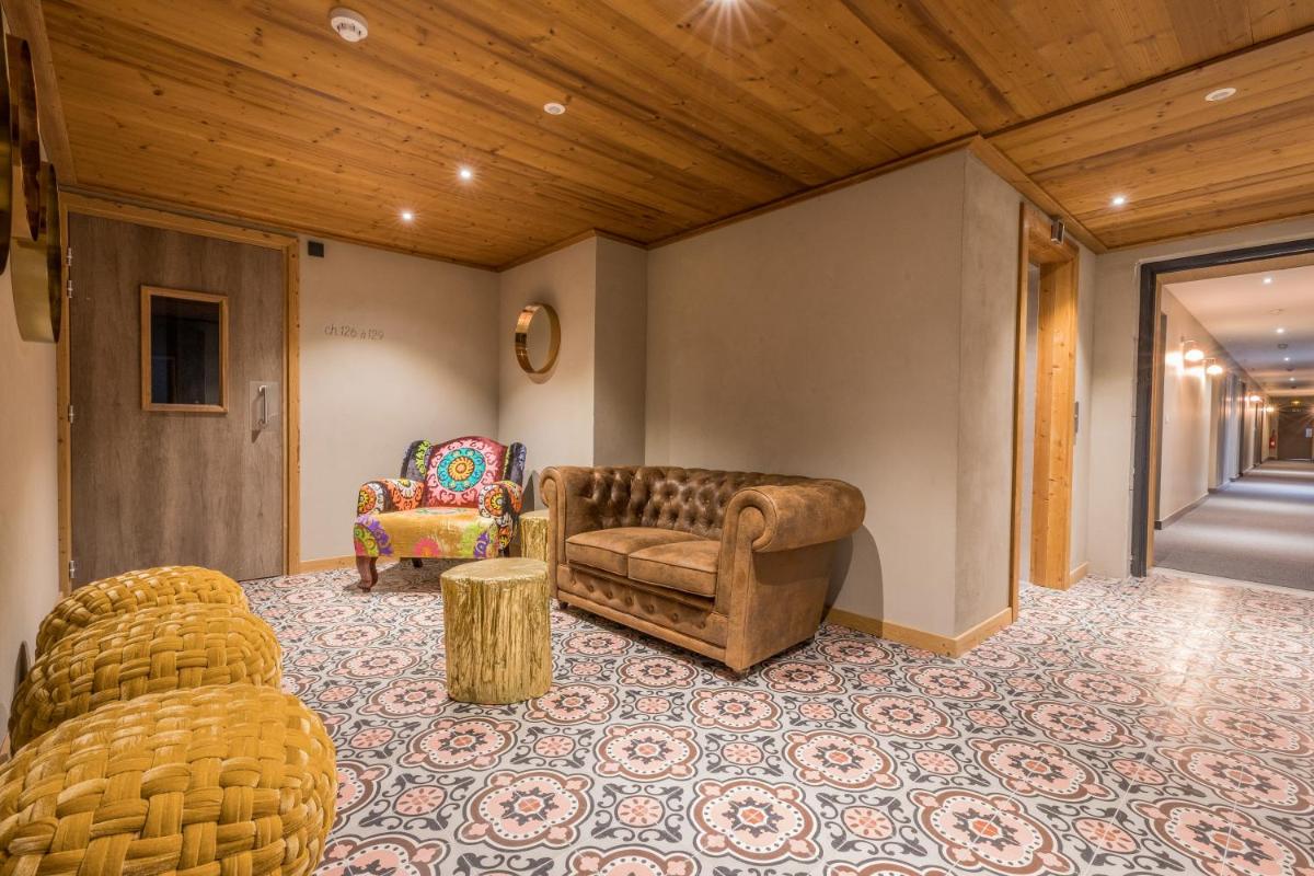 Coin salon dans l'établissement La Maison Rouge