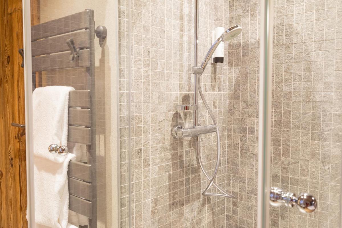 Salle de bains dans l'établissement La Maison Rouge