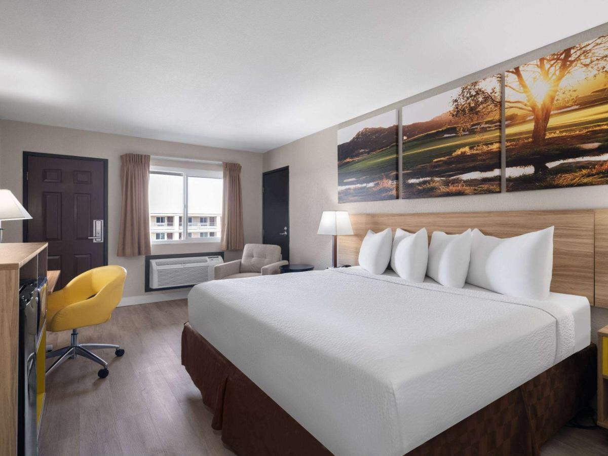 Days Inn by Wyndham Las Vegas Airport Near the Strip - Housity