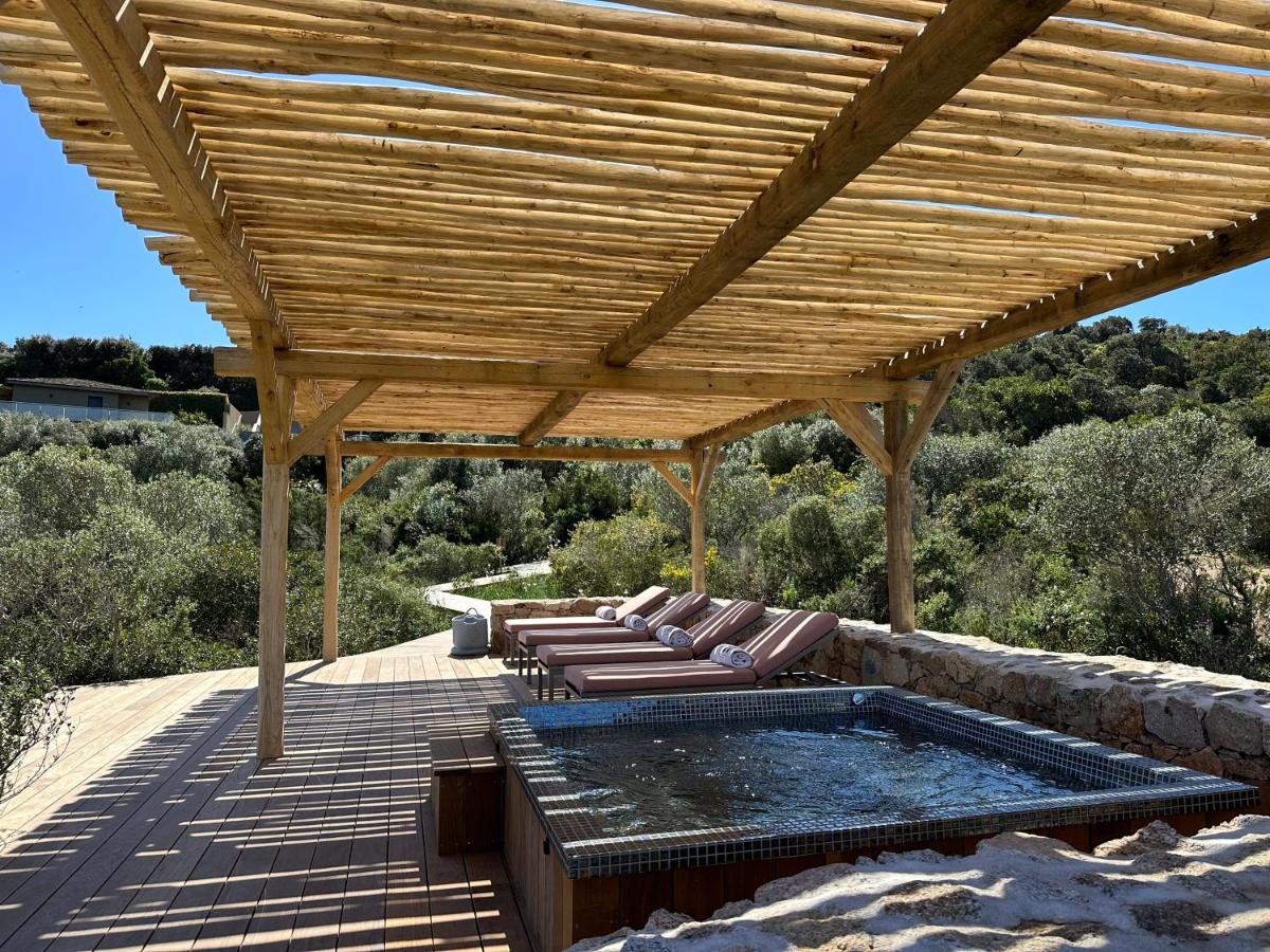 Piscine de l'établissement Hôtel Version Maquis Santa Manza ou située à proximité