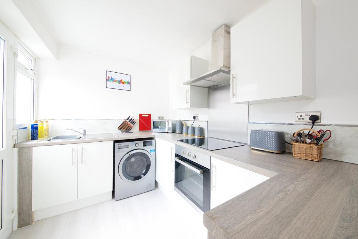 GuestReady Modern 2BR Home by Anfield Stadium - Housity