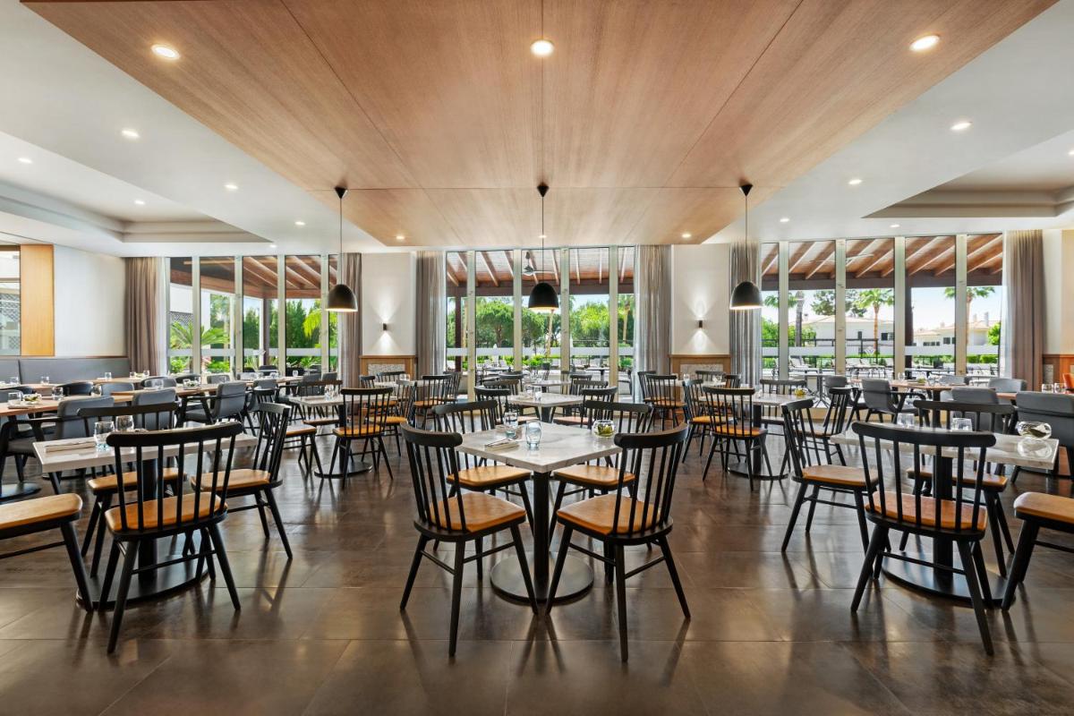 Um restaurante ou outro lugar para comer em Wyndham Grand Algarve