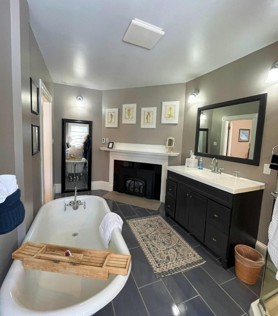 Saltair Inn Waterfront B&B - Housity