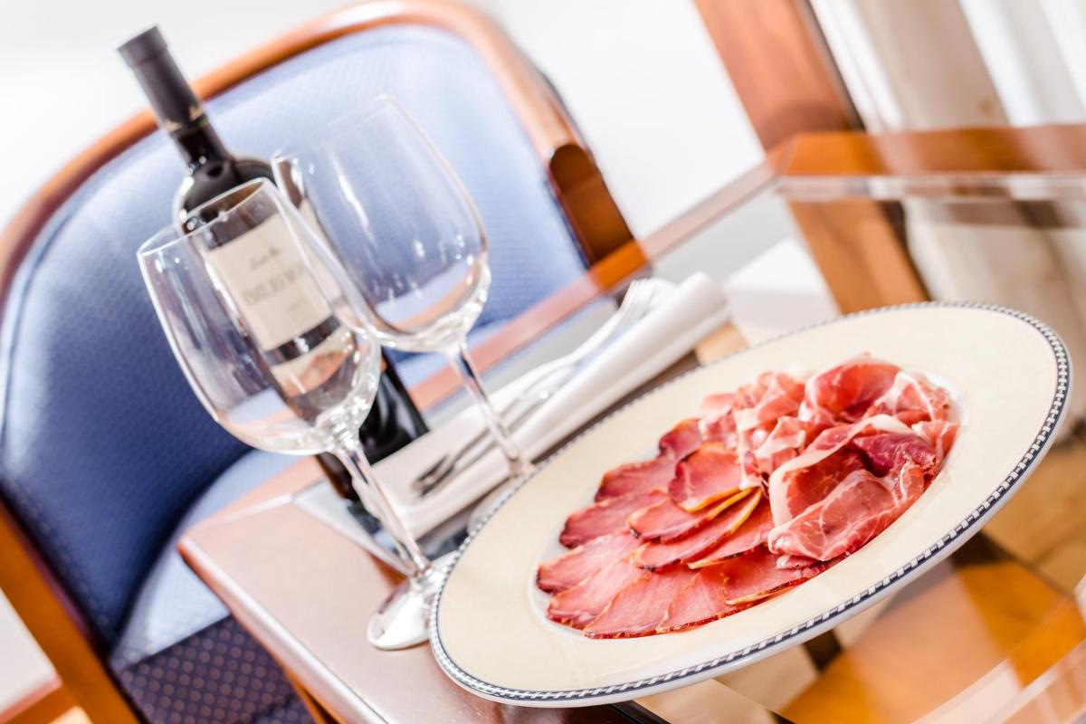 Comida en o cerca de este hotel