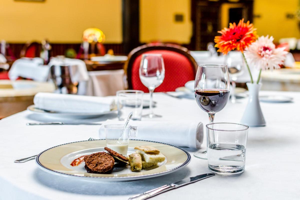 Comida en o cerca de este hotel