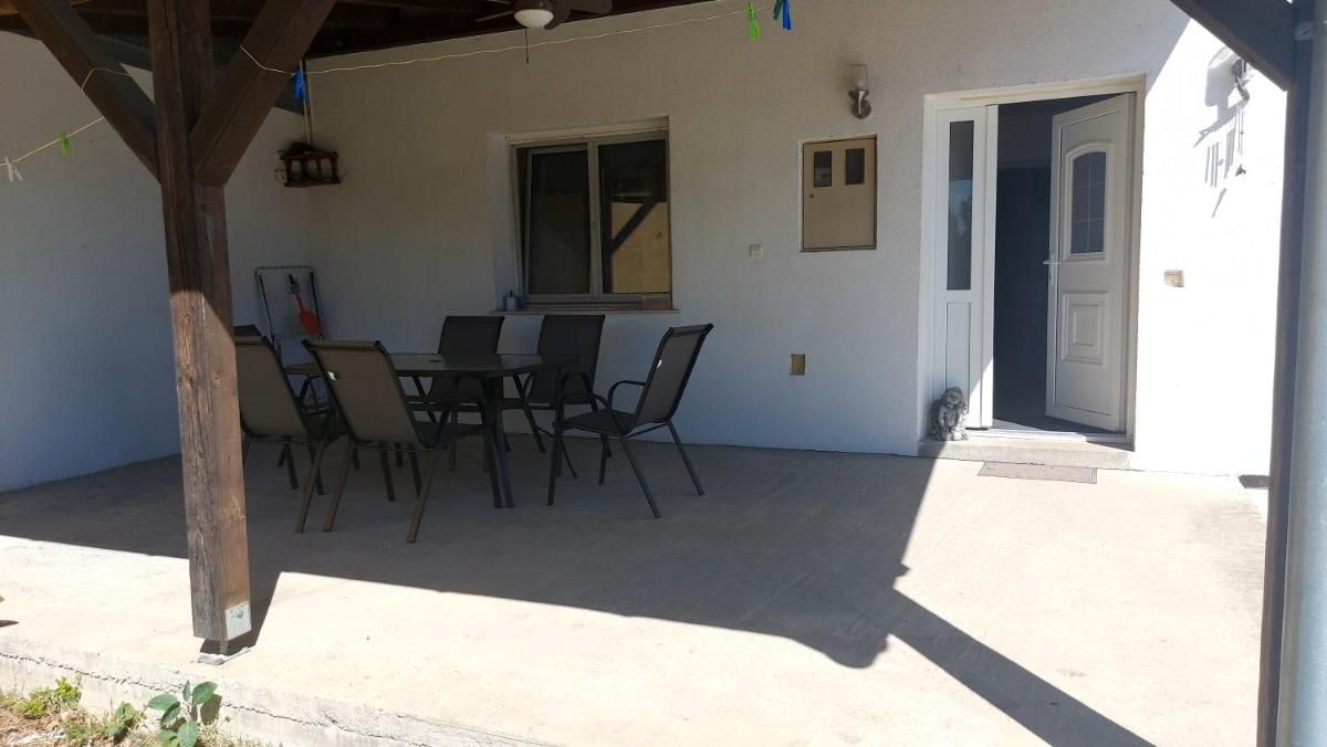Holiday house with a big garden and free parking - Housity