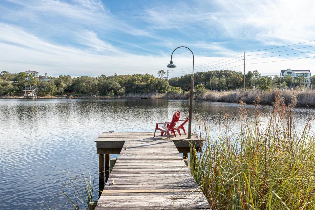 Paddler's Paradise- Lake Front with dock, 2 bikes, Sleeps 4! - Housity