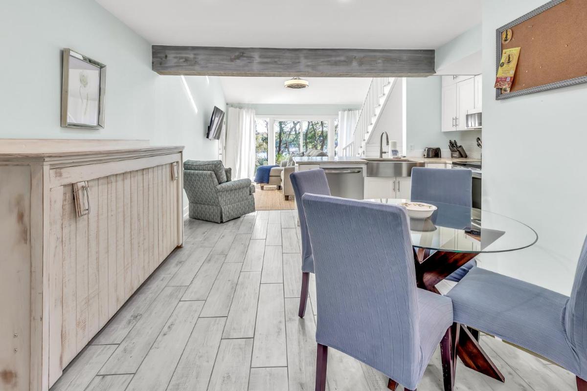 Paddler's Paradise- Lake Front with dock, 2 bikes, Sleeps 4! - Housity