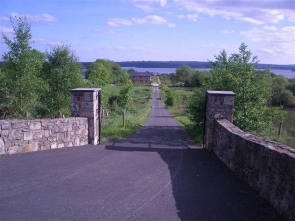 Trinity Lodge on Lakeshore with Horses, Jetty & Games Room - Housity