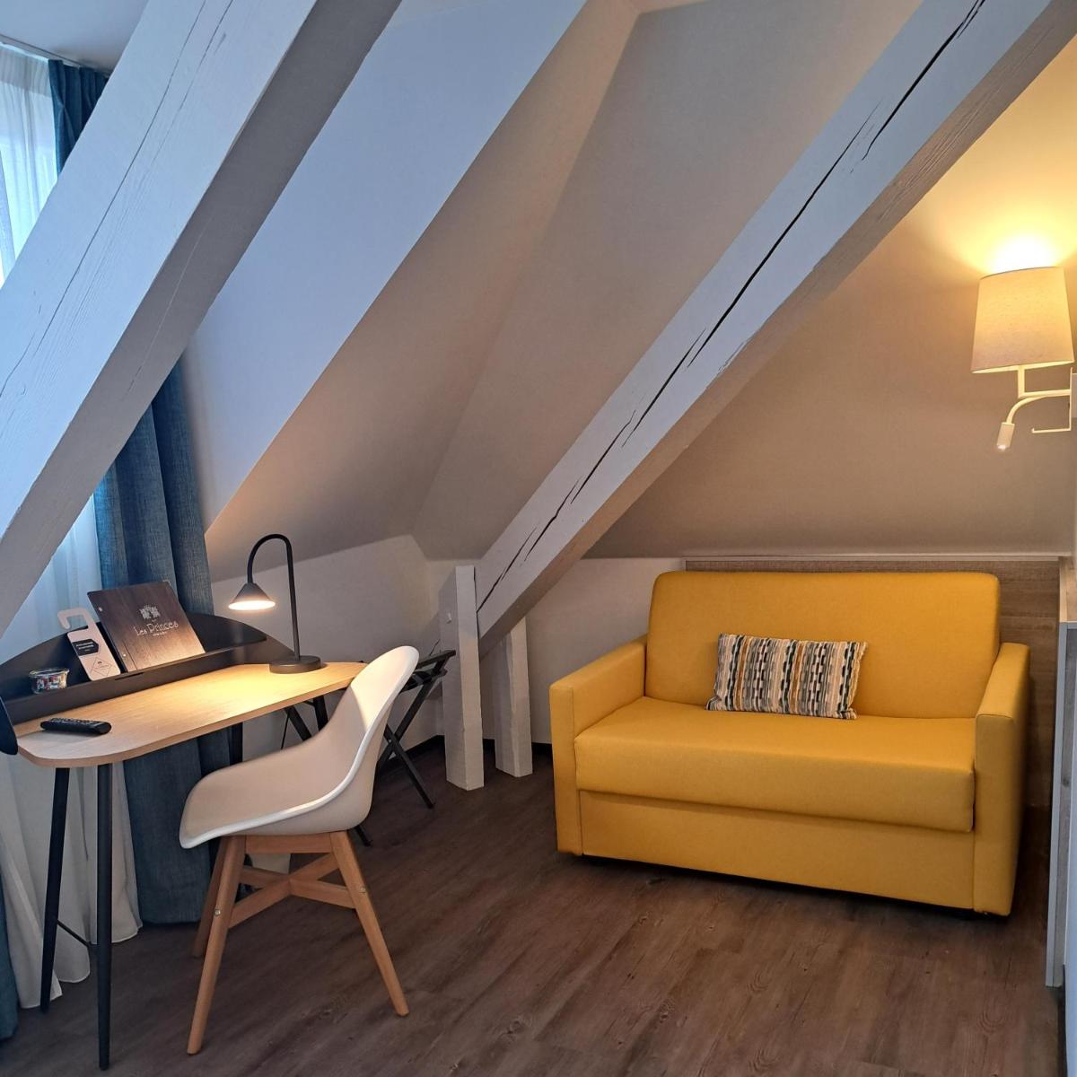 Coin salon dans l'établissement Hôtel des Princes, Chambéry Centre