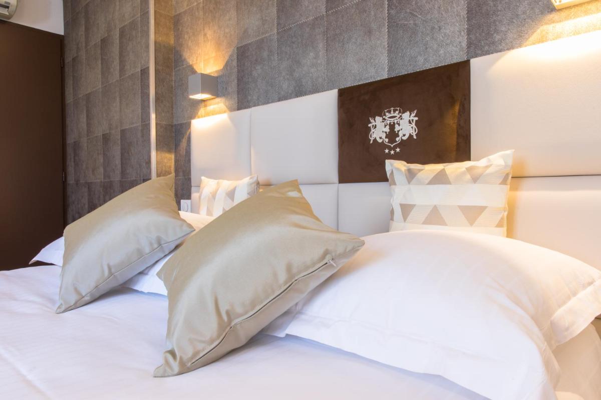 Un ou plusieurs lits dans un hébergement de l'établissement Hôtel des Princes, Chambéry Centre
