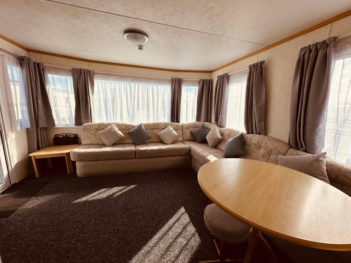 Golden Sands Caravan Hire Ingoldmells- FREE in caravan wifi- Access included to the on site club house, sports bar, arcade, coffee shop We have beach access, a fishing lake and a laundrette - Housity