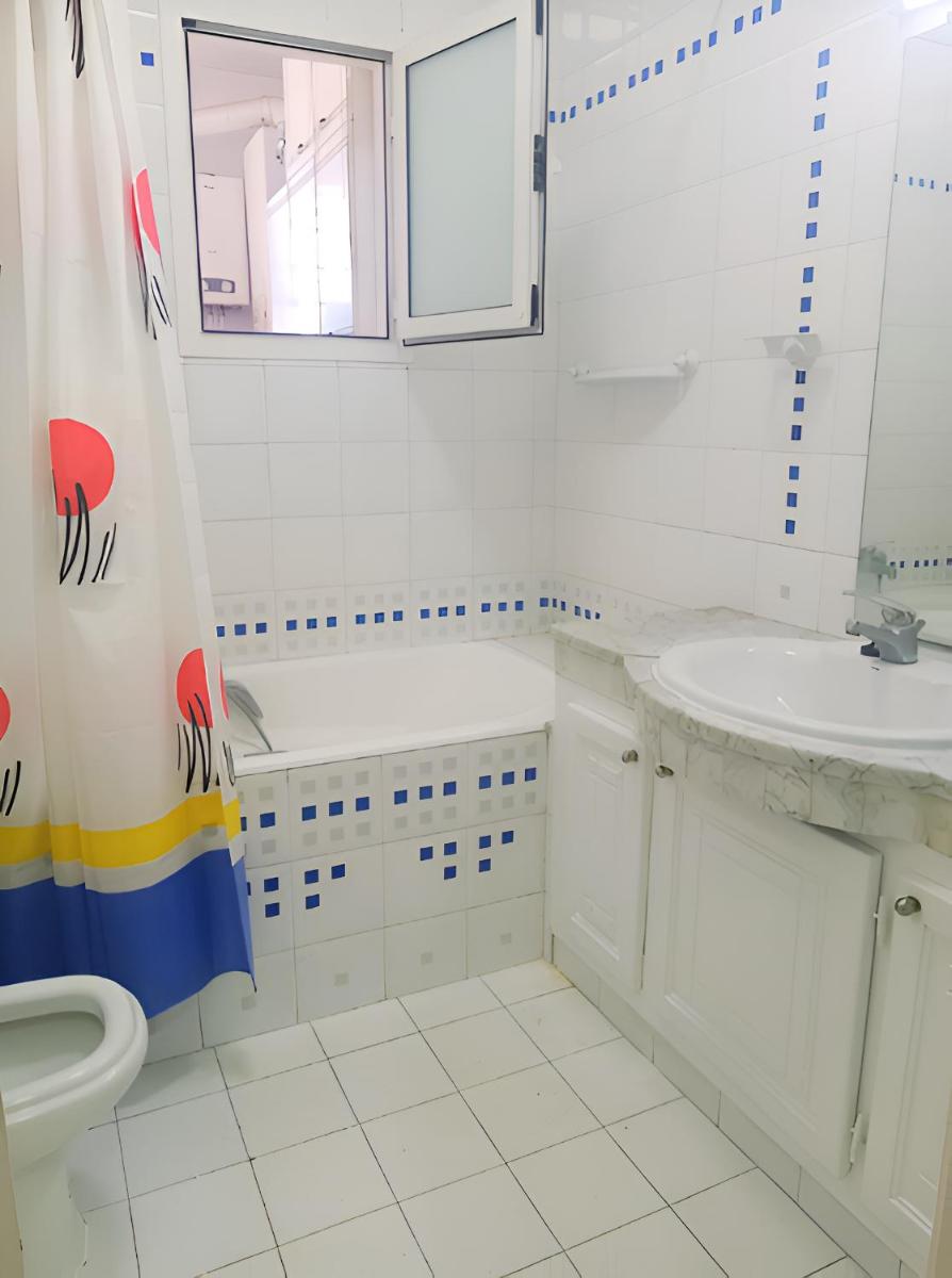 Suitetrails - Chambre Spacieuse Familiale à Ennasr Hedi Nouira avec Hôte, Internet Fibre Optique, Service Navette - Vue Aéroport et Montagne