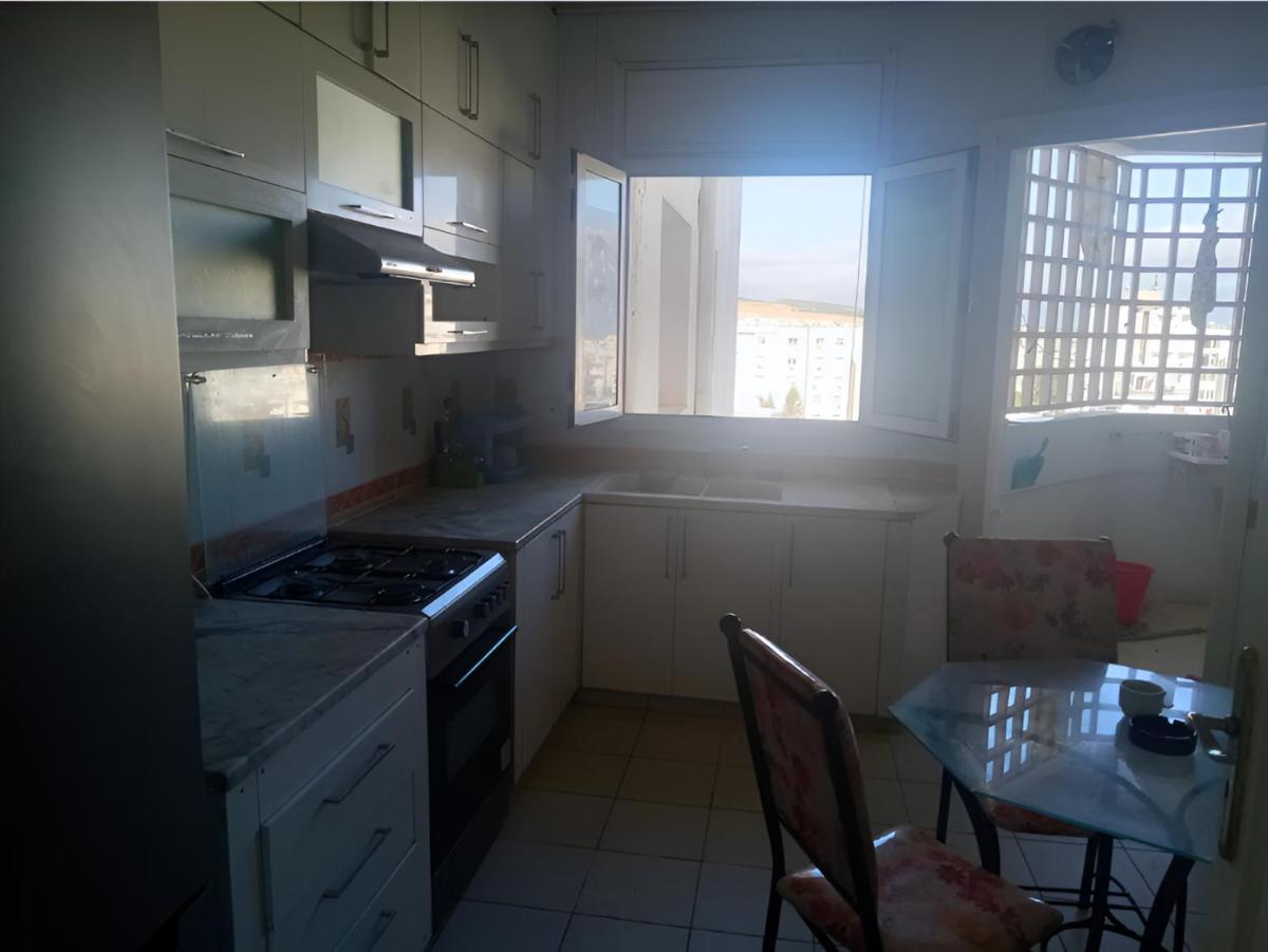Suitetrails - Chambre Spacieuse Familiale à Ennasr Hedi Nouira avec Hôte, Internet Fibre Optique, Service Navette - Vue Aéroport et Montagne