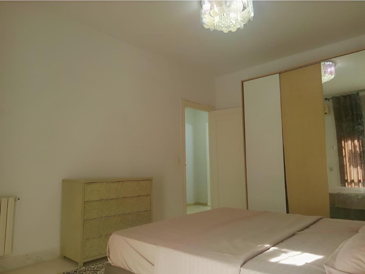 Suitetrails - Chambre Spacieuse Familiale à Ennasr Hedi Nouira avec Hôte, Internet Fibre Optique, Service Navette - Vue Aéroport et Montagne