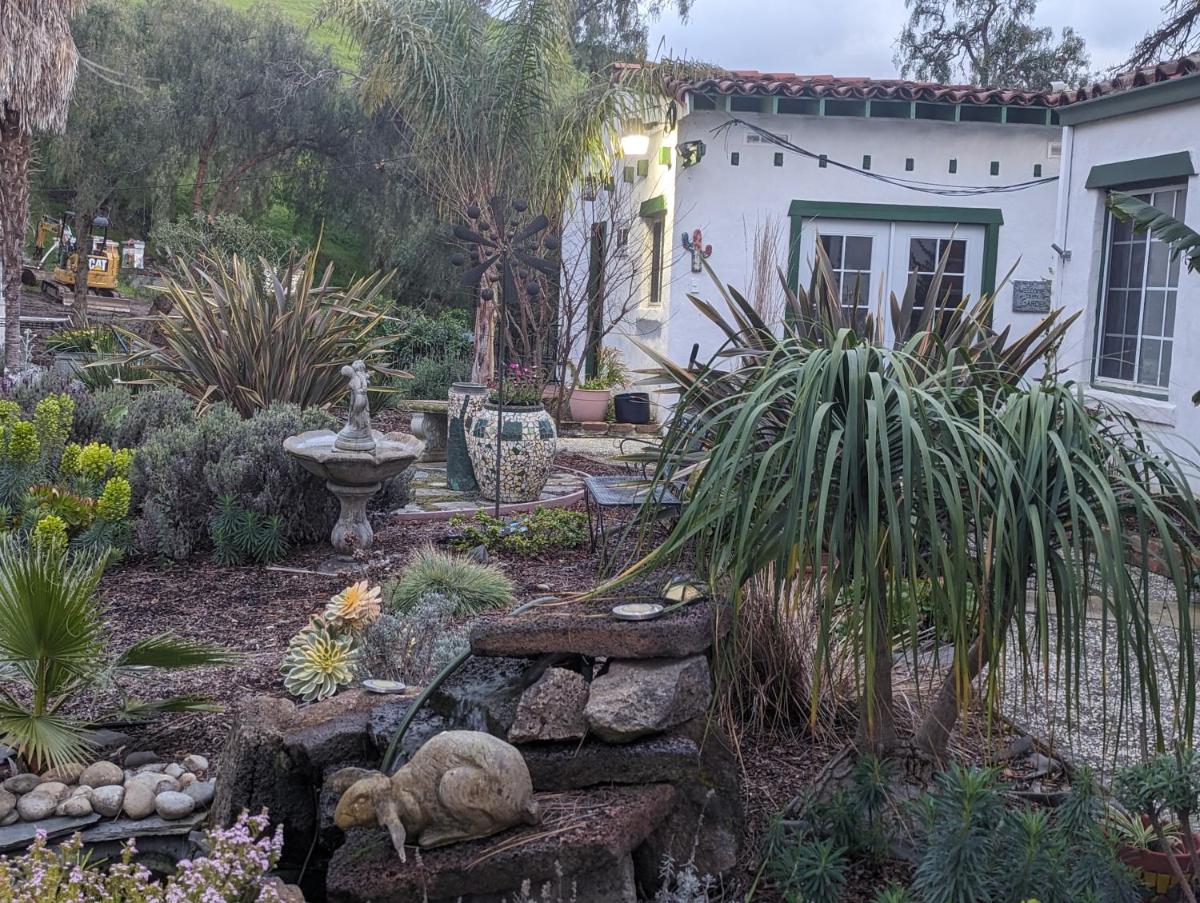 Farmhouse retreat on the Hills near BART - Housity