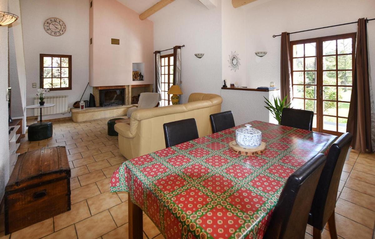 Beautiful Home In Loriol-Du-Comtat With Wifi - Housity
