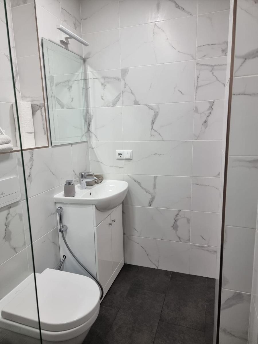 City Inn Riga Apartment, new renovated in Quiet center with balcony with parking - Housity