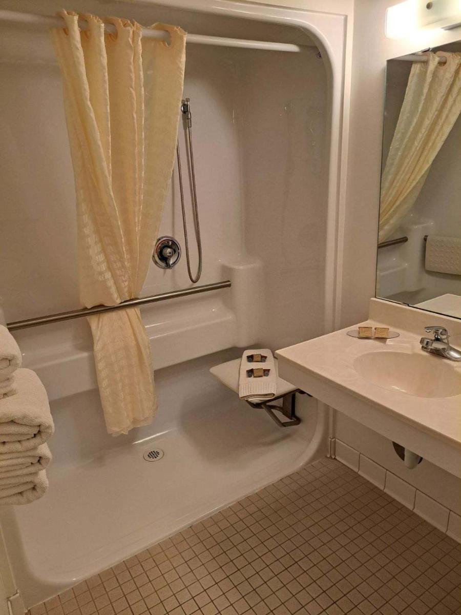 Crossroads Hotel - Housity