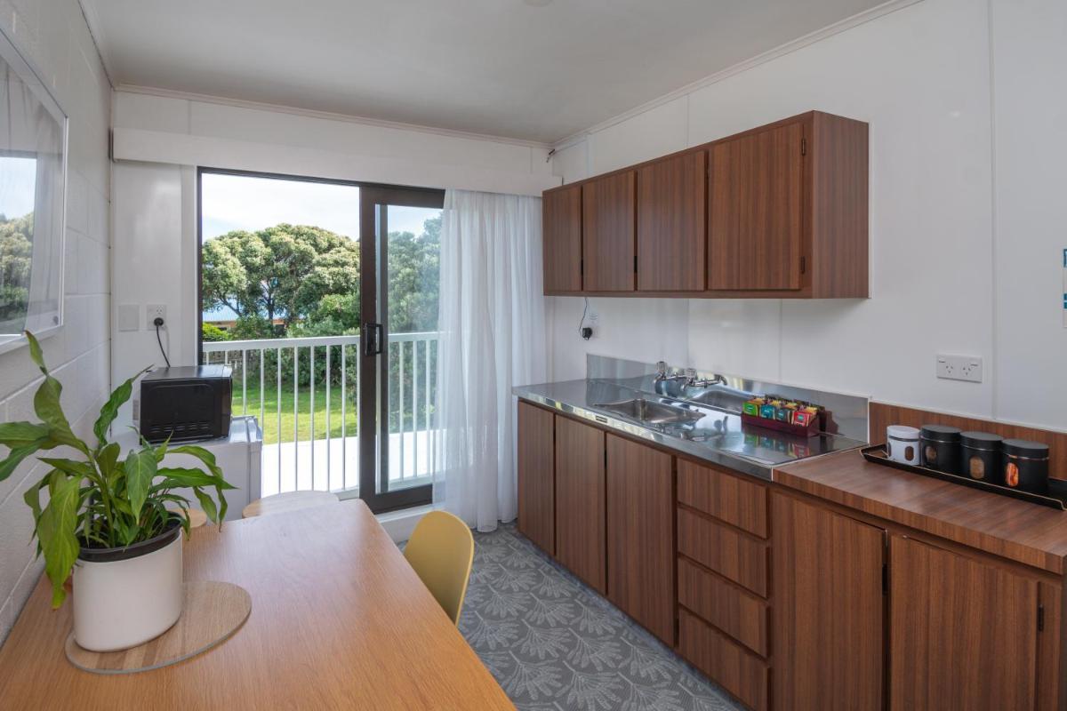 Whispering Sands Beachfront Motel - Hizvo