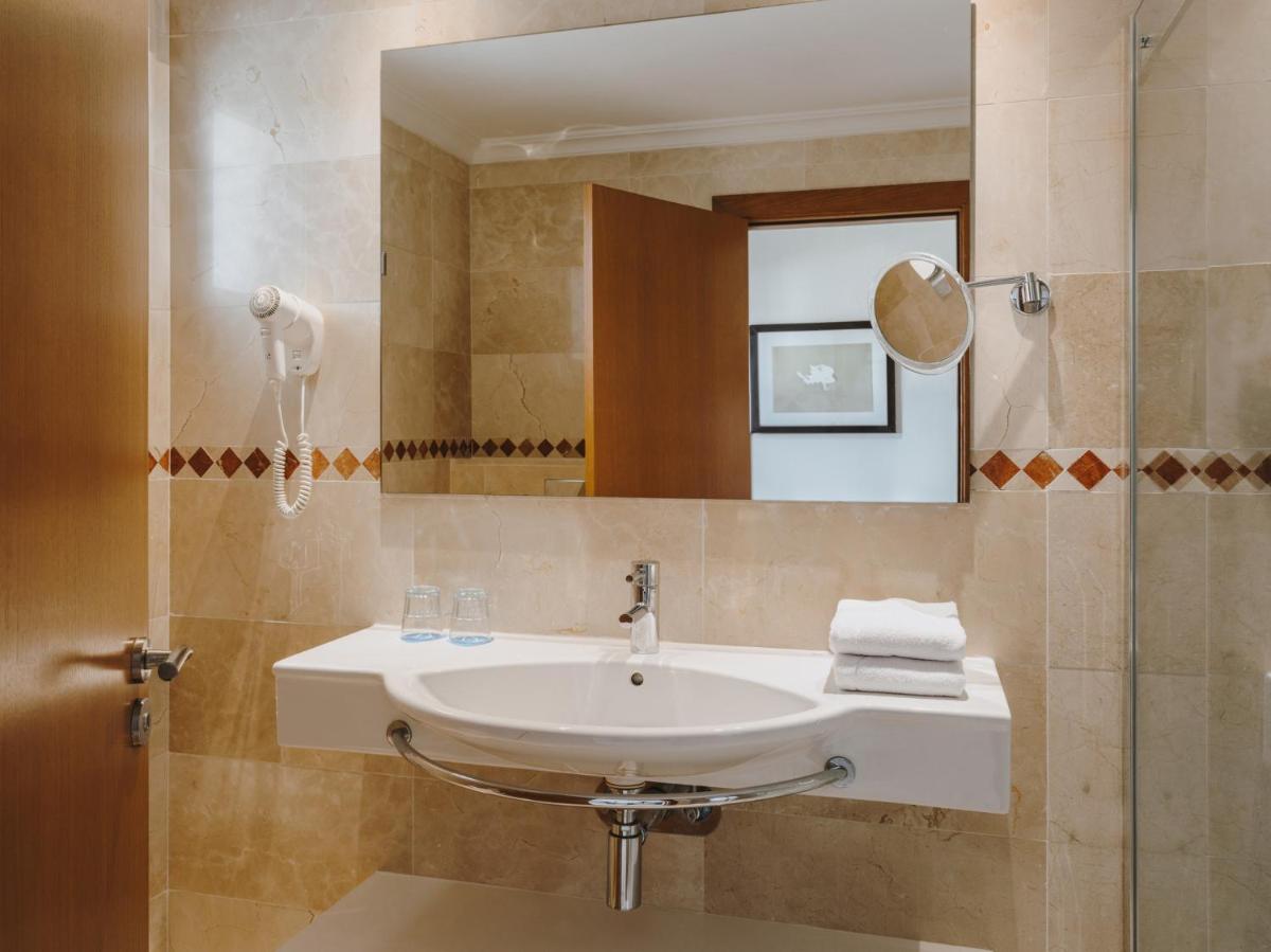 Un baño de Grupotel Aguait Resort & Spa - Adults Only