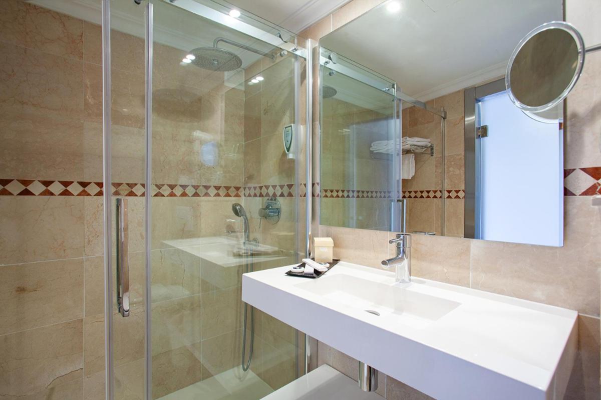 Un baño de Grupotel Aguait Resort & Spa - Adults Only