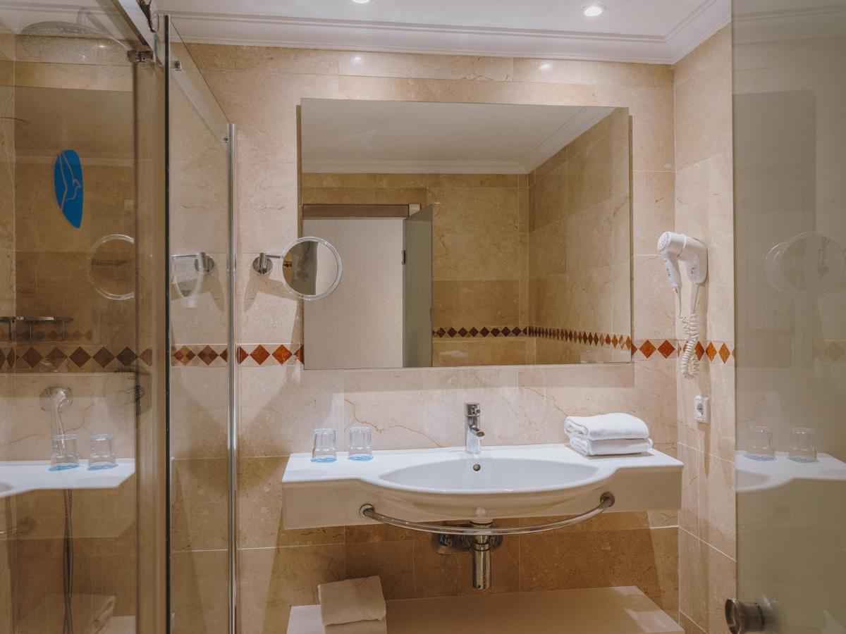 Un baño de Grupotel Aguait Resort & Spa - Adults Only