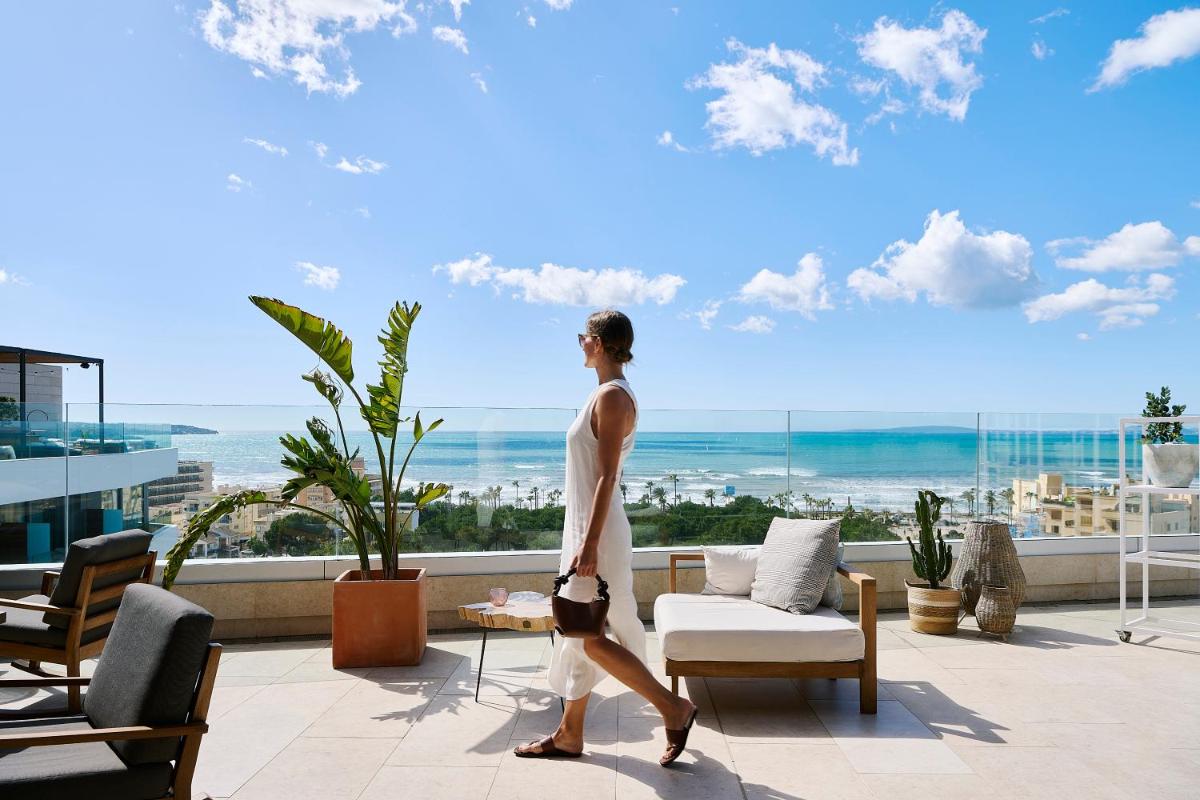 Un hombre caminando en un balcón con vistas al océano en Iberostar Selection Llaut Palma- Adults Only, en Playa de Palma