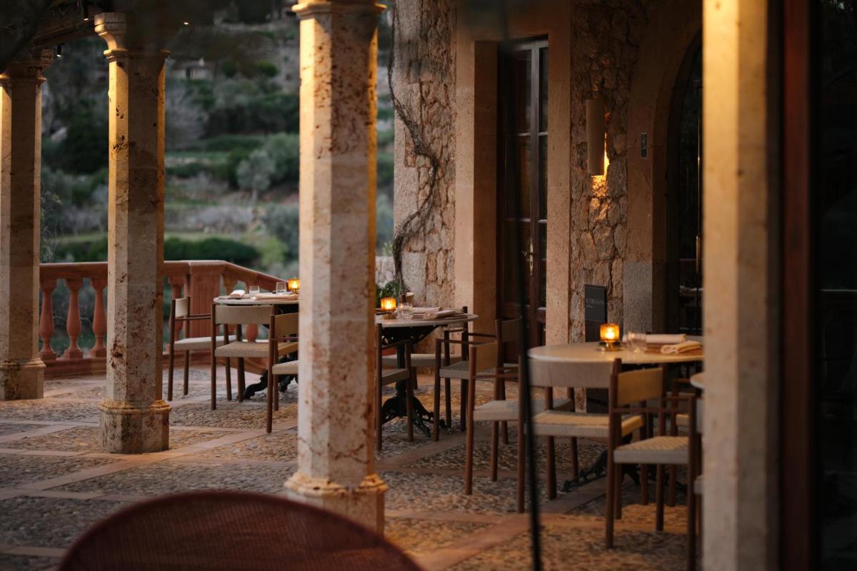Un restaurante con mesas y sillas en un edificio. en Hotel Valldemossa - The new brand by It Mallorca, en Valldemossa