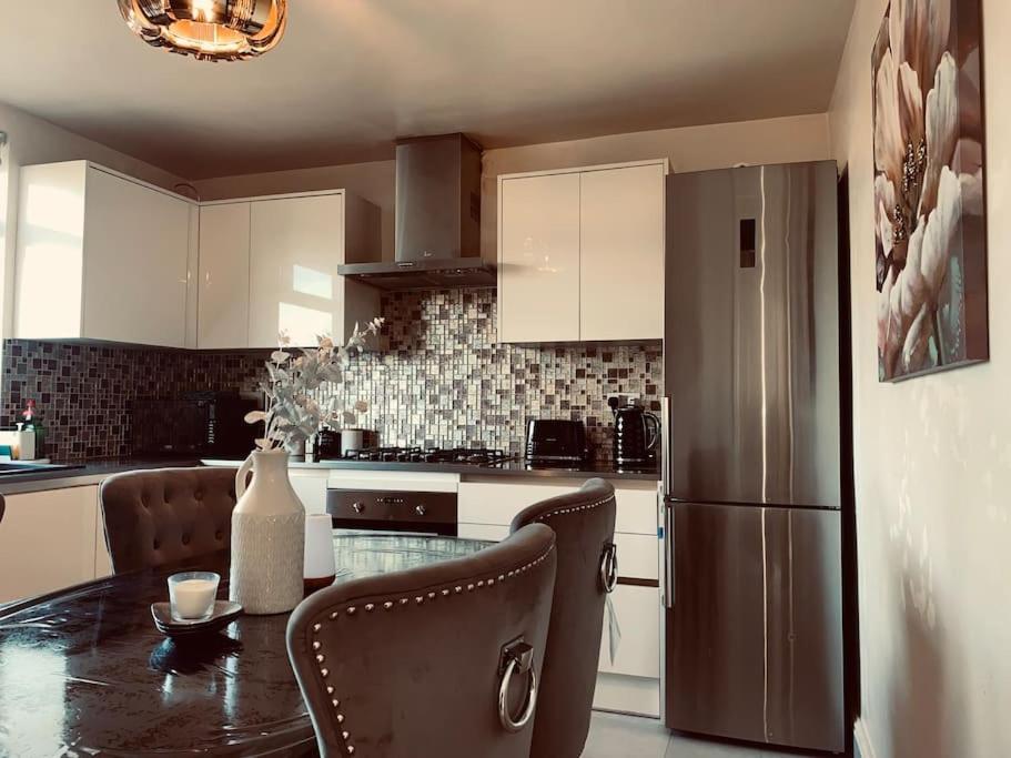 Cosy Semi-detached House To Stay In West Yorkshire 2 Bedroom - Housity
