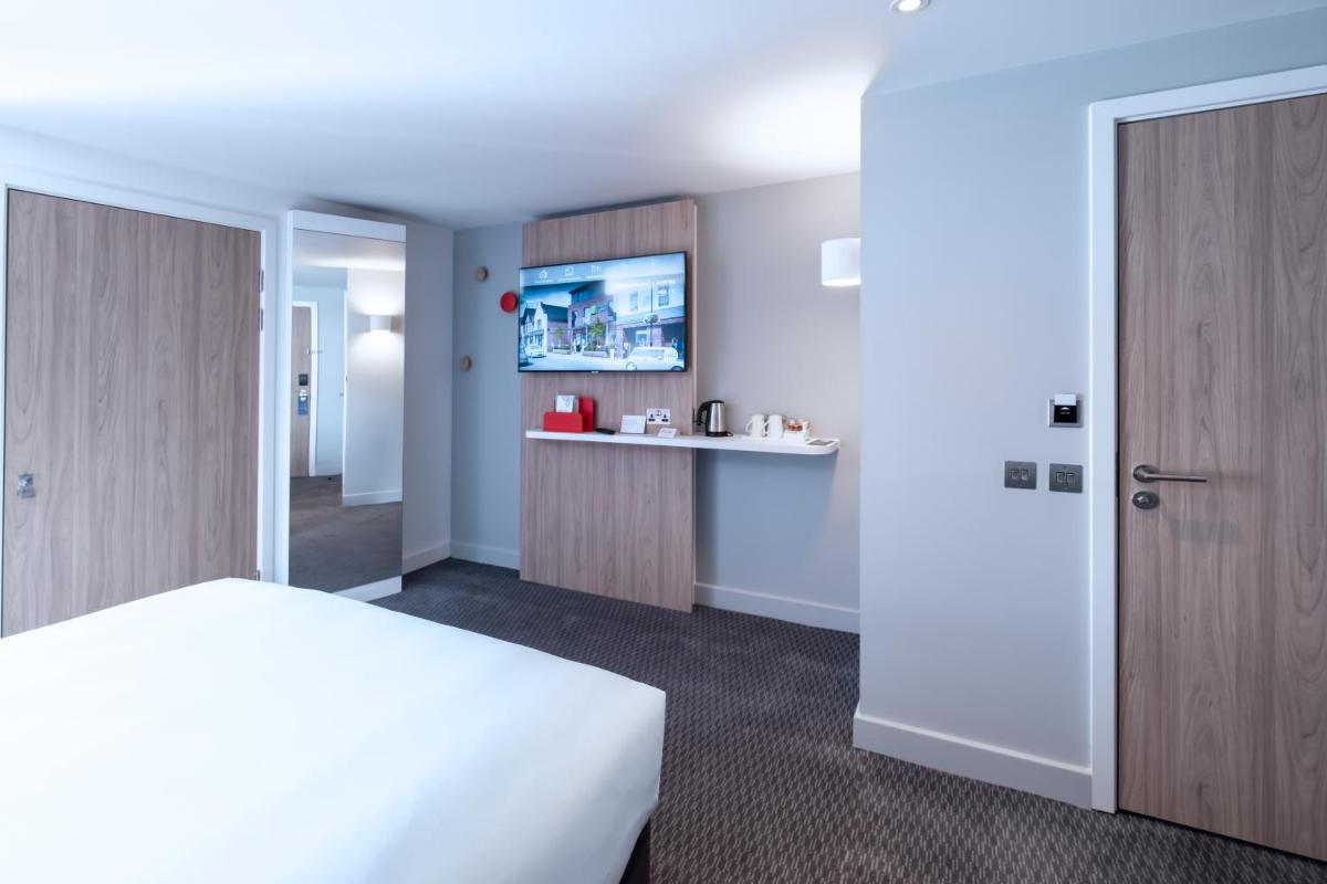 Holiday Inn Express - Fleet, an IHG Hotel - Housity