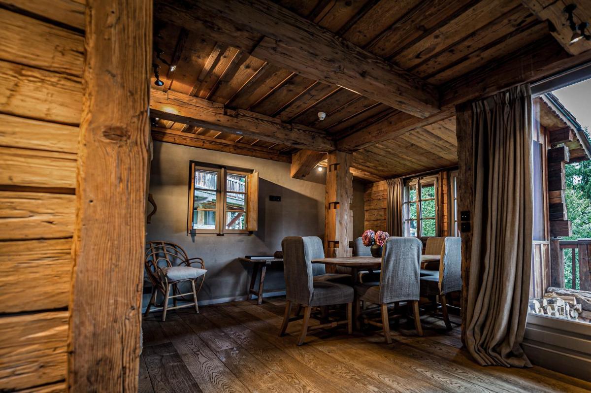 une salle à manger avec une table et des chaises dans l'établissement Zannier Le Chalet, à Megève