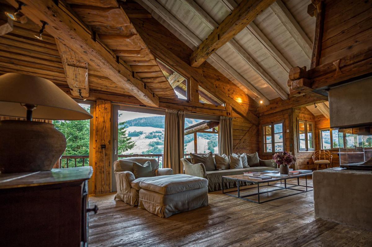 un salon avec un canapé et une table dans l'établissement Zannier Le Chalet, à Megève