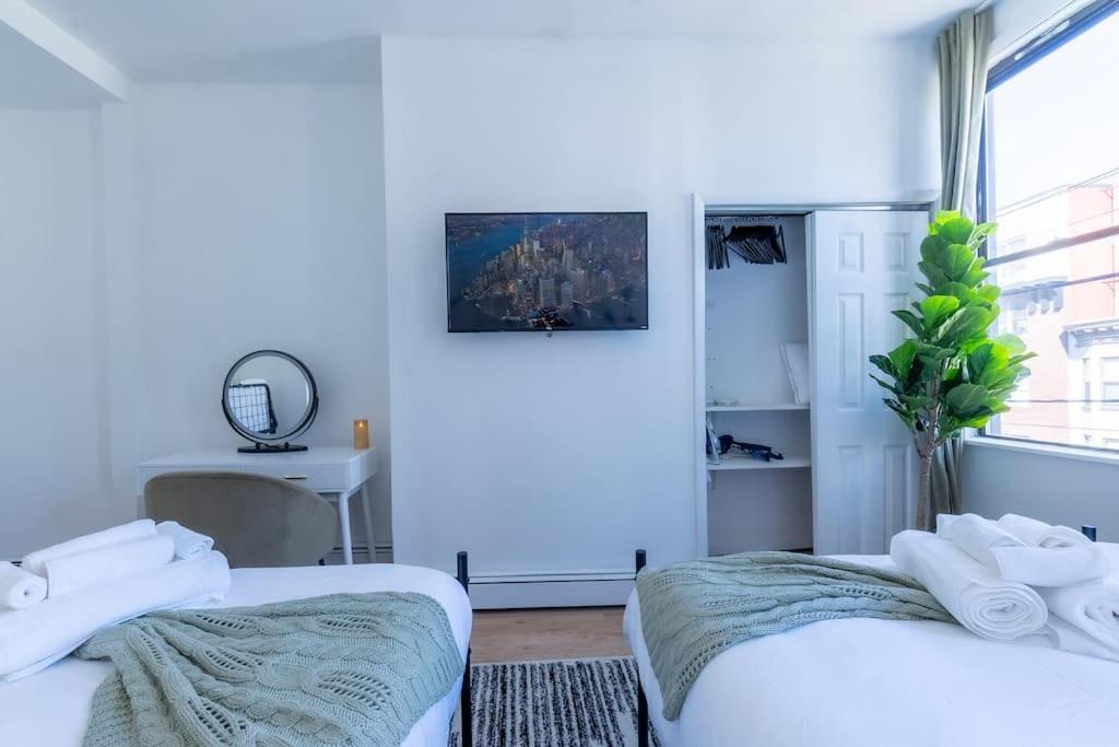Posh Apt with 2 Queen Beds, Kitchen, We Pay HALF your Parking Costs, Sleeps 6, near Train, 15 min to NYC - Housity