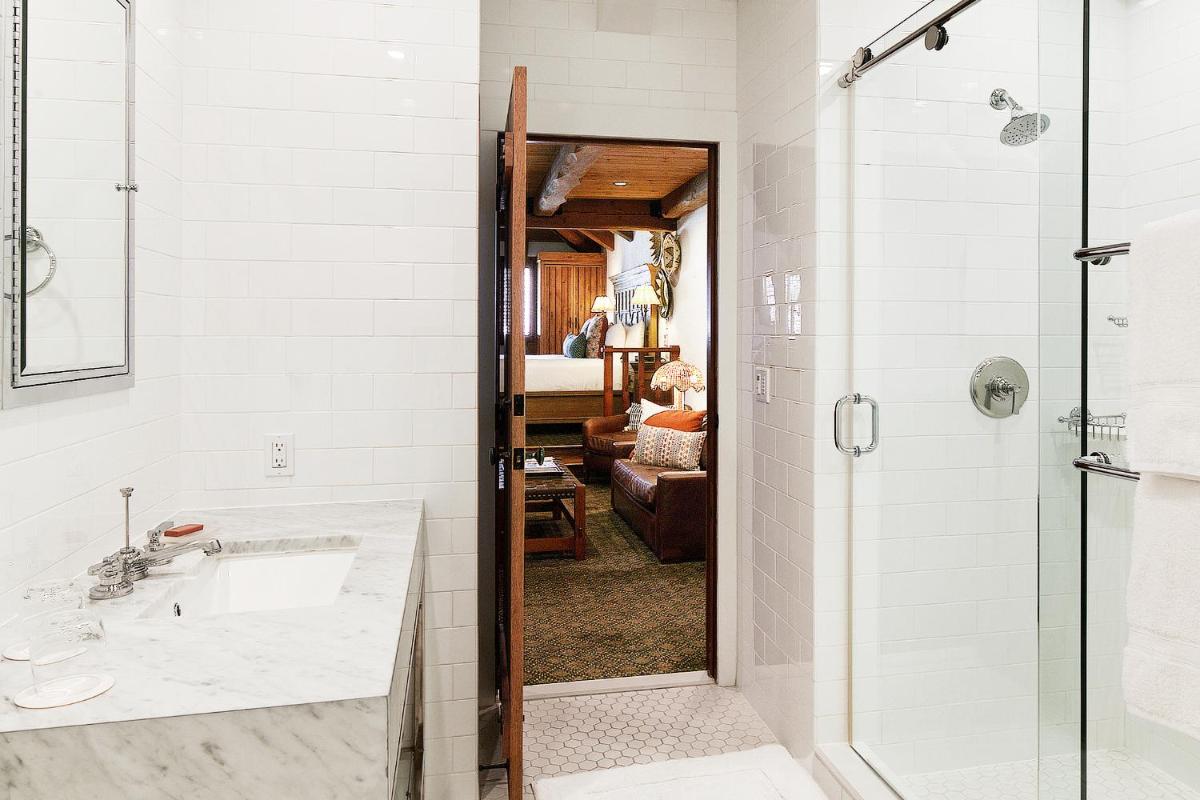 Rancho Caymus Inn - Housity