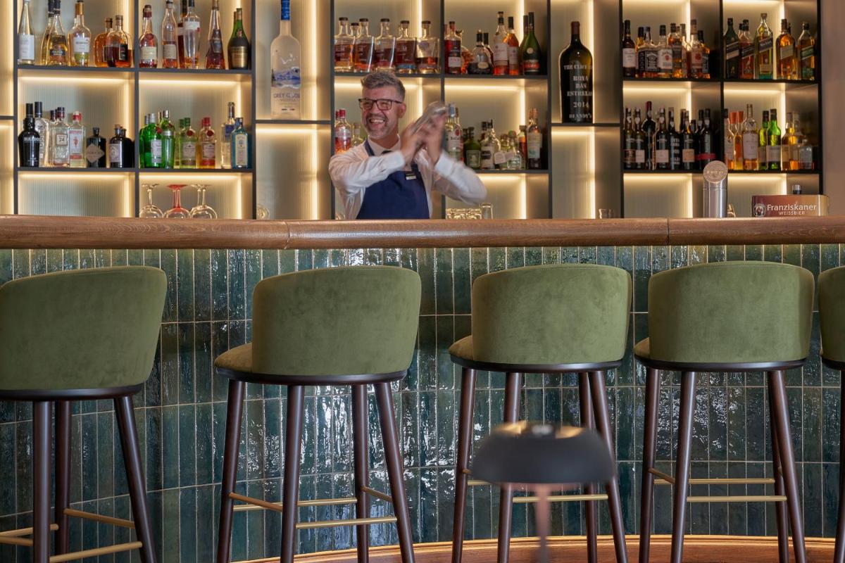 A área de bar ou lounge em The Cliff Bay - PortoBay