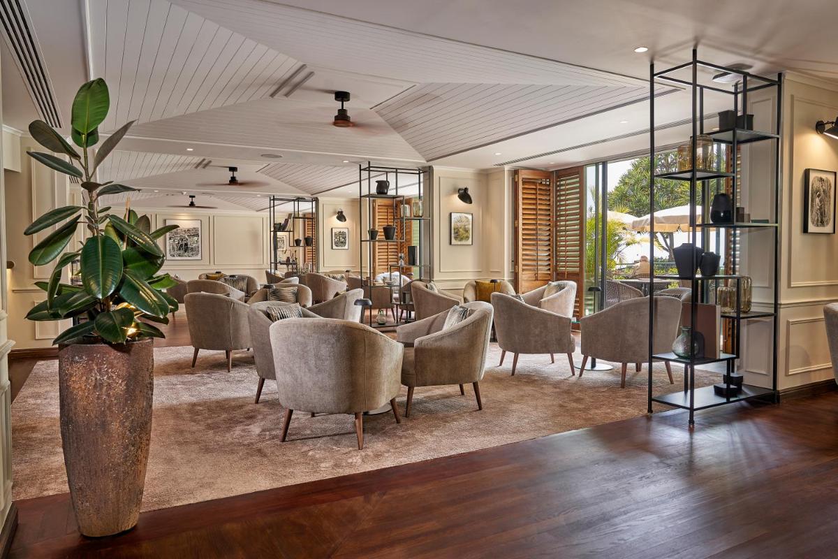 uma sala de espera com cadeiras e uma mesa em The Cliff Bay - PortoBay no Funchal